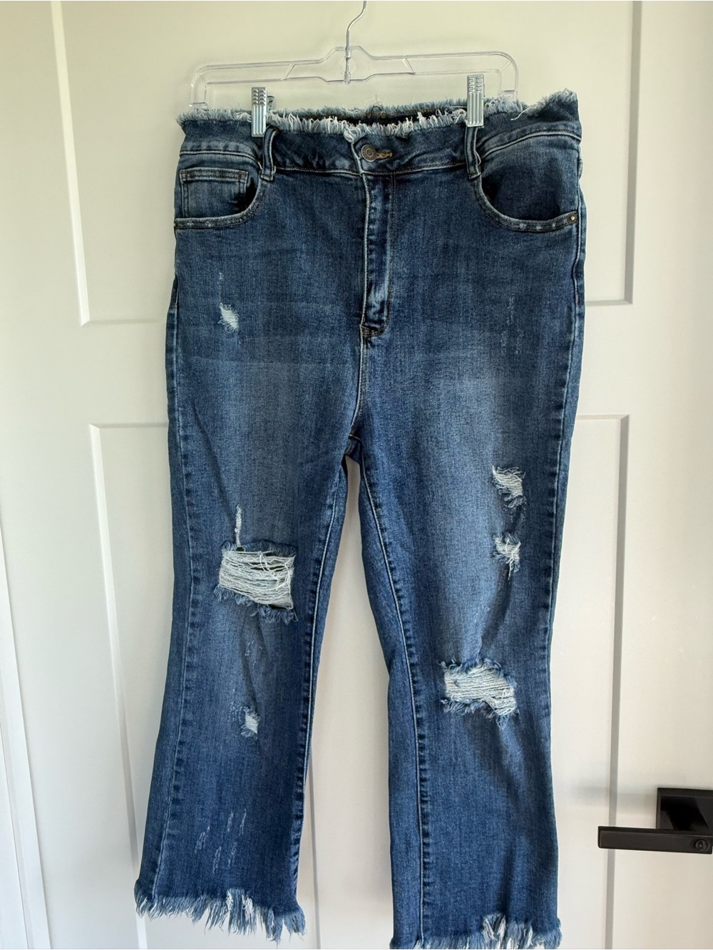 Frayed Hem Distressed Ankle Jeans - Blue